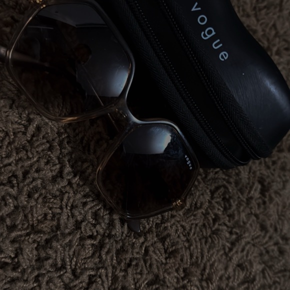 Vogue Accessories - Vogue Black Oversized Geometric Sunglasses